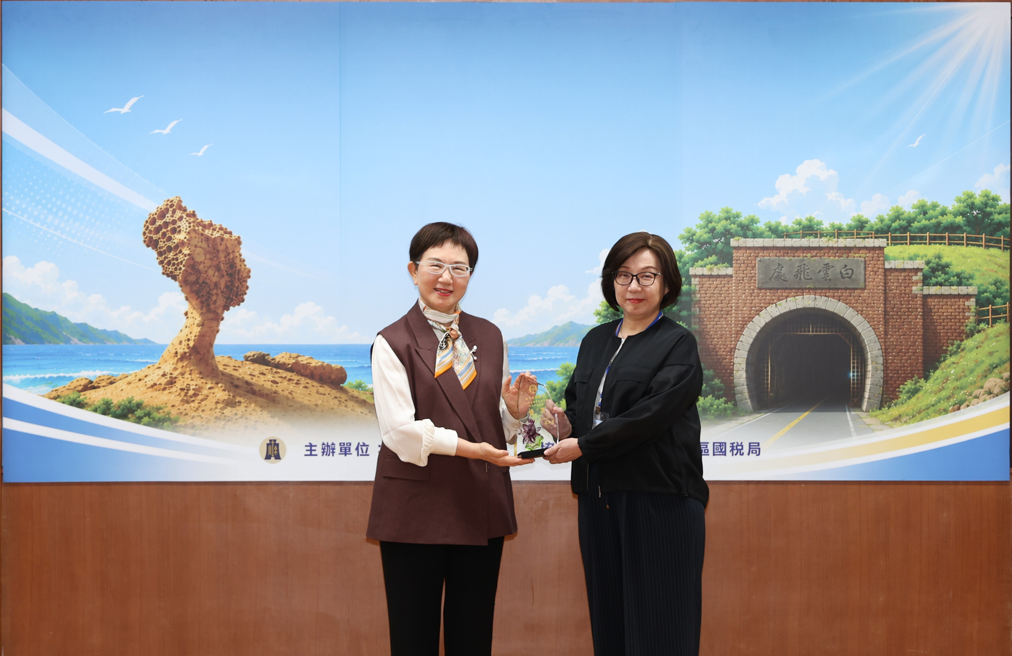 財政部部長莊翠雲公開表揚頒獎。(開啟新視窗) 6.png